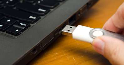 plugging in usb flash drive